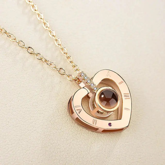 COFRE ROSA ETERNA 360° GIRATORIO + COLLAR CORAZÓN PROYECTOR DE 100 IDIOMAS ENCHAPADO EN ORO ROSE 14K